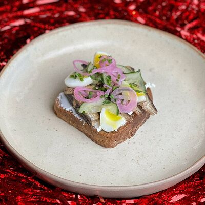 Ржаной хлеб со шпротами, малосольными огурцами и маринованным луком в Offshore по цене 460 ₽