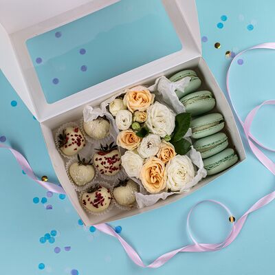 Клубника с макаронсами и розами Тонкий аромат в Пышно Расцвели по цене 4000 ₽