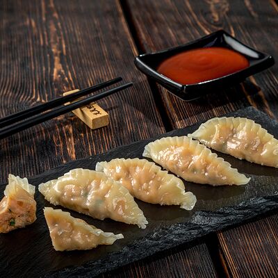 Гёдза с лососем в Суши Гурмэ по цене 490 ₽