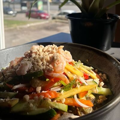 Салат с манго и креветками в Ханой по цене 635 ₽