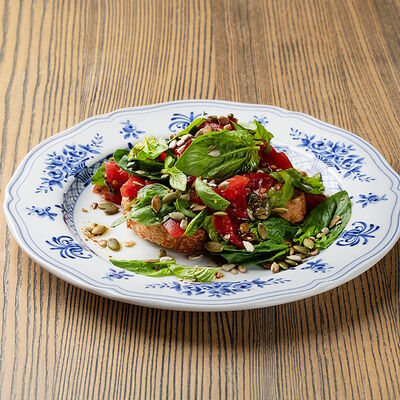 Тост с авокадо, томатами, базиликом и яйцом пашот в Онегин дача по цене 890 ₽