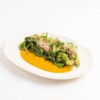 Салат с уткой, киноа и пряным морковным соусом в Британские Пекарни