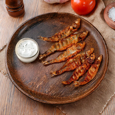 Мойва фри с чесночным соусом в Берлога по цене 390 ₽