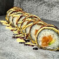 Теплый ролл с лососем в Eat Me Cafe