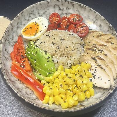 Боул с куриной грудкой и рисомв Лось Лосось по цене 700 ₽