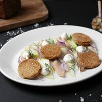 Филе муксуна с ржаными тостами и муссом из сметаны в Four