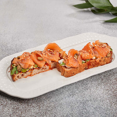 Тост со слабосоленой мурманской форелью и соусом айоли-авокадо в Family Grill по цене 620 ₽