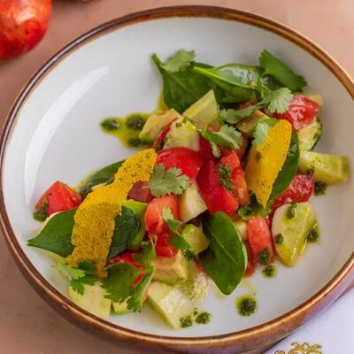 Салат зелёный с авокадо и авторской заправкойв Мархаба Халяль по цене 702 ₽