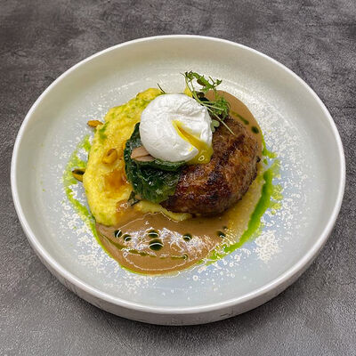 Бифштекс с копченым эларджи, яйцом пашот, шпинатом в вине и соусом из черного перца в Бумбараш по цене 830 ₽