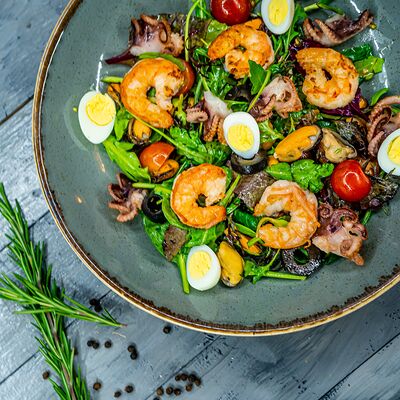 Салат Цезарь с креветками в Хванчкара по цене 850 ₽