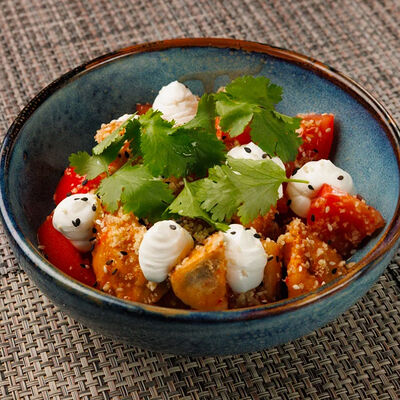 Салат с хрустящими баклажанами в YUMMY по цене 660 ₽