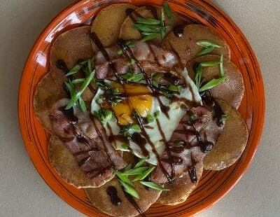 Панкейки мини с беконом и яйцом пашот в Блин & Coffee по цене 420 ₽