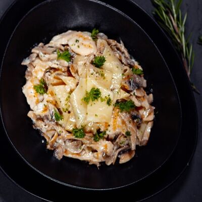 Паппарделле с грибами с куриной грудкой в сливочном соусе в Ньокки по цене 845 ₽