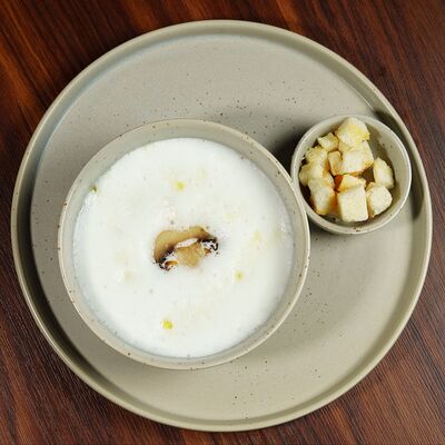 Крем-суп грибной с лисичками в Монтесори Lounge по цене 558 ₽