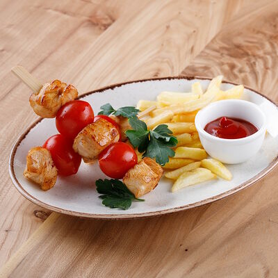 Шашлычок с фри, соусом и овощими в ПуриПури по цене 590 ₽