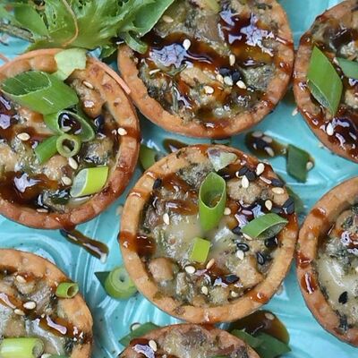 Песочные тарталетки, запеченные с куриной грудкой в сливочном соусе с моцареллой в Рестобар Хочу Другого по цене 560 ₽