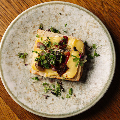 Брускетта с камамбером в Dolce Far Niente по цене 700 ₽