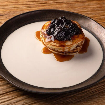 Оладьи с черникой и гречишным медом в Горыныч по цене 690 ₽