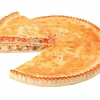 Фирменный пирог с курицей, томатами и базиликом в Пекарня Чегем