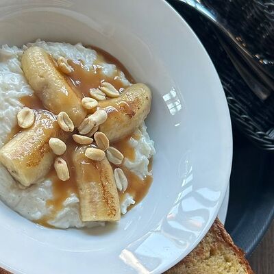 Рисовая каша с бананом и карамелью в Пейкофское по цене 355 ₽