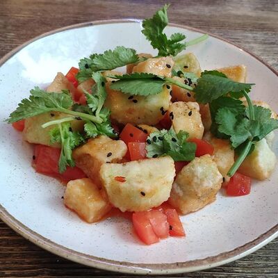 Тёплый салат с баклажаном и цыпленком в Кафе граф по цене 850 ₽