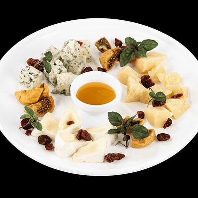 Ассорти фермерских сыровв Пархаус по цене 1750 ₽