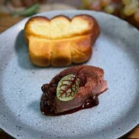 Бриошь с паштетом из печени цыпленка и вареньем из винограда в Papa'