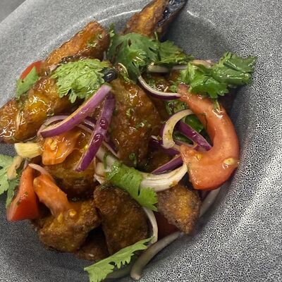 Салат с хрустящими баклажанамив Опытный по цене 640 ₽