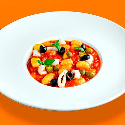 Ньокки с кальмарами, томатами и халапеньо в Молния по цене 5200 ₸