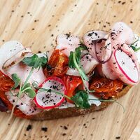 Брускетта с ростбифом, болгарским перцем и томатами в Кафе Biscuit