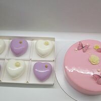Торт муссовый с вафельными бабочками и набор муссовых пирожных в Katicake
