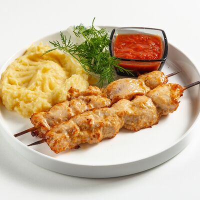 Куриный шашлычок с картофельным пюре и томатным соусом в Амаретти по цене 660 ₽