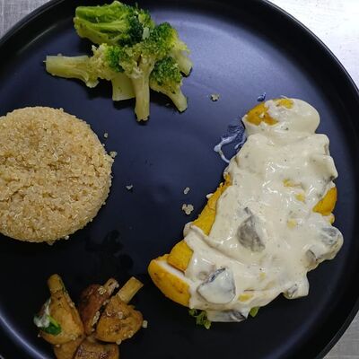 Киноа с курицей, брокколи, сливочным соусом и грибамив АУ по цене 620 ₽