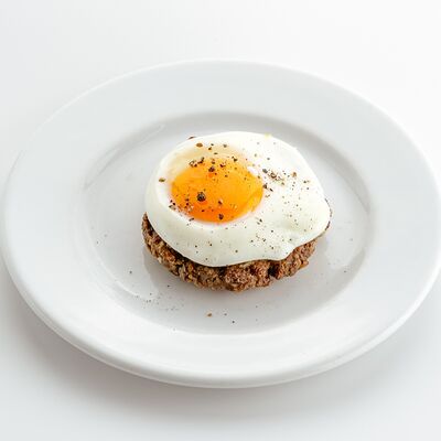 Бифштекс с жареным яйцом в Уха из петуха по цене 11 р.