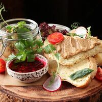 Куриный паштет с клюквенным соусом в Настойчивость