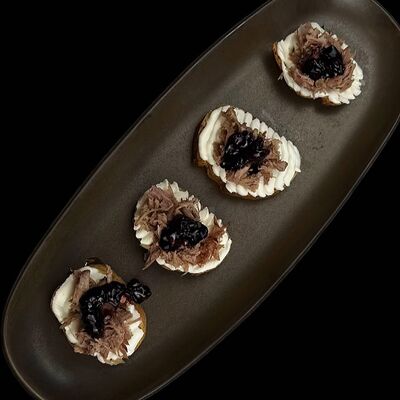 Брускетты с рийетом из утки в Месса Ересь по цене 690 ₽