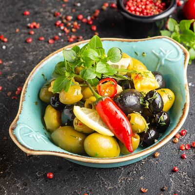 Ассорти из маслин и оливок в Сытый Лось по цене 490 ₽