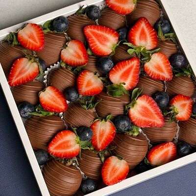 Клубника в шоколаде Лето в коробке M в Mosfresa по цене 3390