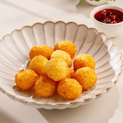 Сырные шарики с клюквенным соусом в Кукумбер по цене 390 ₽