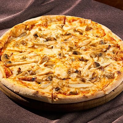 Пицца с курочкой и грибами в База по цене 1100 ₽