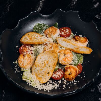 Салат Цезарь с креветками в Look lounge по цене 680 ₽