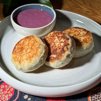 Сырники из сыра надуги с гранатовой сгущенкой в Сулугуни по цене 448 ₽