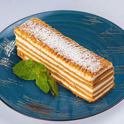 Медовик в Тарелка по цене 245 ₽