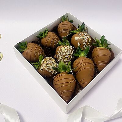 Клубника в молочном шоколаде с хрустящей вафлей в Кондитерская VO по цене 2050 ₽