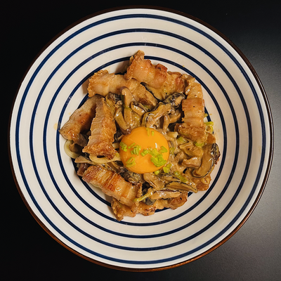 Вок со свиной грудинкой, шиитаке в сливочном унаги в Ultramen.jp по цене 390 ₽