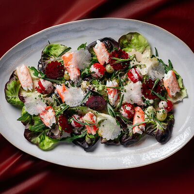 Салат с крабом, маринованным крыжовником, овощами и соусом руй в Sartoria Lamberti по цене 1990 ₽