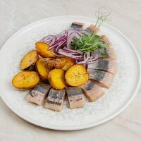 Закуска из сельди слабой соли с молодым картофелем в Лебовски Пицца и Боулинг