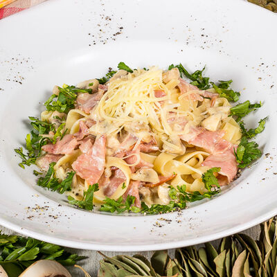 Феттуччине с грибами и ветчиной в Луиджи & Тосё по цене 299