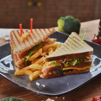 Клаб-сэндвич с ветчиной в Адельфия по цене 450 ₽