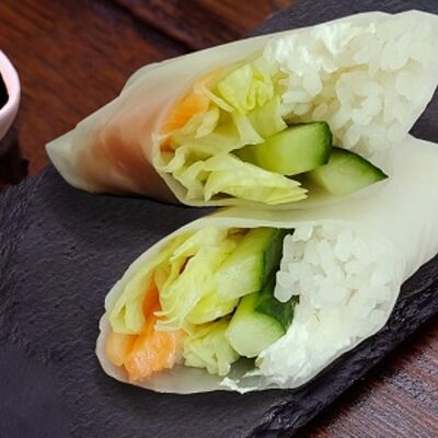 Спринг-ролл с лососем в Inari по цене 387 ₽